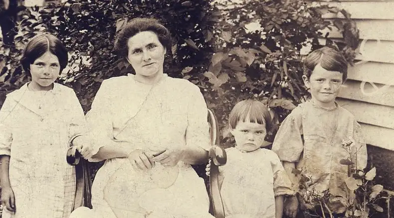 Lenore Tawney (left) with her mother and siblings, Lorain, OH, ca. 1913